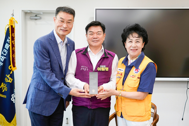 이필형 구청장(사진 가운데)이 대한적십자사로부터 감사패를 수여받고 있다. 동대문구청 제공
