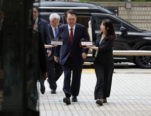 [속보]윤석열 전 대통령, 중앙지법 도착…특검 구속영장 심사 시작