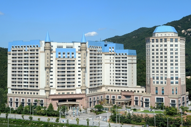 의정부의 대표 관광지 중 하나인 ‘장암 아일랜드 캐슬 워터파크’가 코로나19로 인한 5년간의 휴식기를 마치고 9일 재개장한다. 의정부시 제공