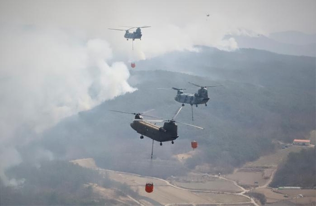 육군 CH-47 치누크 헬기들이 지난 3월 26일 경북 의성군 안계면 일대 야산에서 발생한 산불을 진화하고 있다. 주한미군도 4대의 치누크 헬기를 산불진화에 투입했다. 치누크 헬기의 담수 용량은 약 5t으로, 지방자치단체 임차 헬기(1~1.2t)보다 많은 물을 뿌려 산불 진화에 큰 역할을 했다. 육군 제공