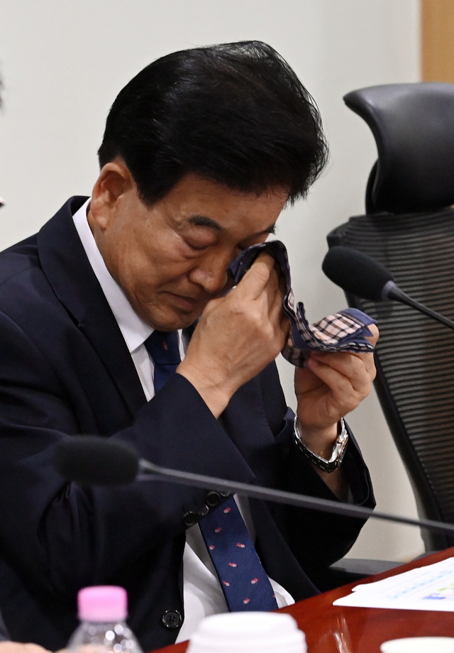 정동영 통일부 장관 후보자가 9일 오전 국회 의원회관에서 공동 주최한 ‘AI(인공지능) G3(주요 3개국) 강국 신기술 전략’ 조찬 포럼에서 손수건으로 눈 주위를 훔치고 있다. 곽성호 기자