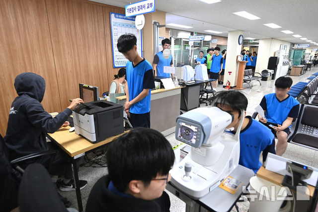 2025년도 첫 병역판정검사가 실시된 올해 1월 13일 경기도 수원시 팔달구 경인지방병무청에서 검사 대상자들이 신체검사를 받고 있다. 사진공동취재단/뉴시스