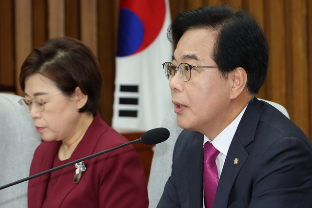 국민의힘 송언석 비대위원장 겸 원내대표가 8일 서울 여의도 국회에서 열린 원내대책회의에서 발언하고 있다. 연합뉴스
