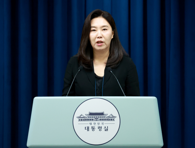 강유정 대통령실 대변인이 9일 서울 용산 대통령실 청사에서 이재명 대통령의 국무조정실 1·2차장 인선을 발표하고 있다.연합뉴스