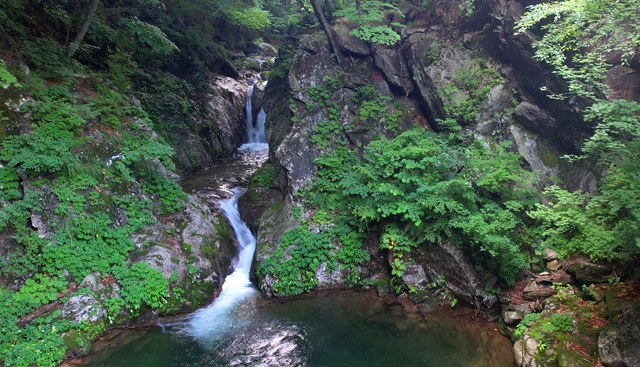 경기 가평의 적목 용소. 심산유곡 같지만, 가평에서 화천으로 넘어가는 75번 국도 옆으로 열 걸음이 채 안 되는 곳에 있다.