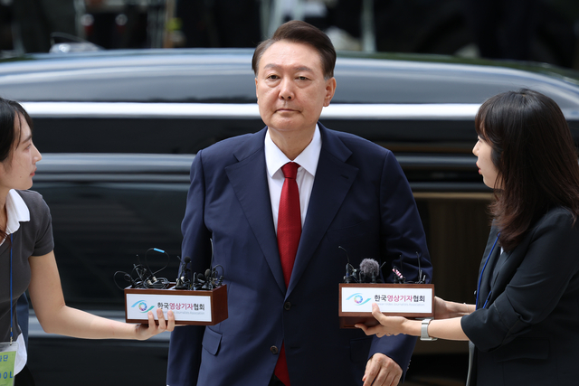 윤석열 전 대통령이 9일 오후 구속 전 피의자 심문(영장실질심사)을 받기 위해 기자들의 질문을 받으며 서울 서초구 서울중앙지방법원으로 들어서고 있다. 이날 영장실질심사는 남세진(사법연수원 33기) 영장전담 부장판사 심리로 열린다. 사진공동취재단