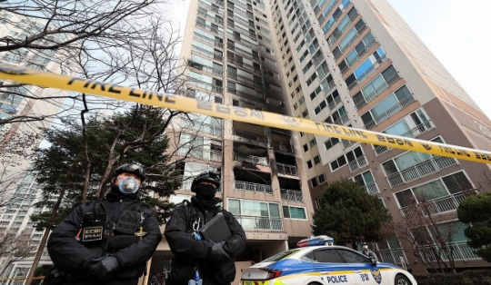 지난 2023년 12월 26일 성탄절 새벽에 화재가 발생해 2명이 숨진 서울 도봉구의 한 고층 아파트에서 경찰과 소방 당국이 합동 현장감식을 하고 있다. 연합뉴스