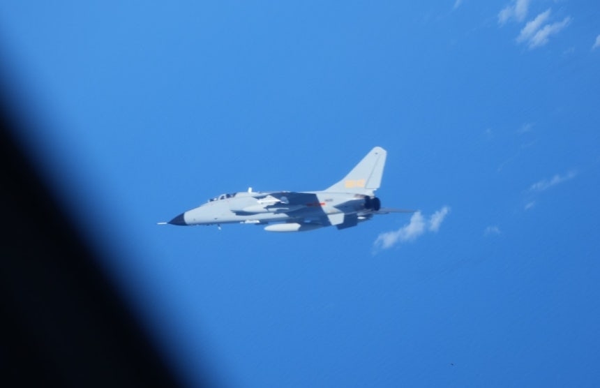 これは戦争のようなものです…中国の戦闘機、30m近くの日本の自己防衛隊飛行機