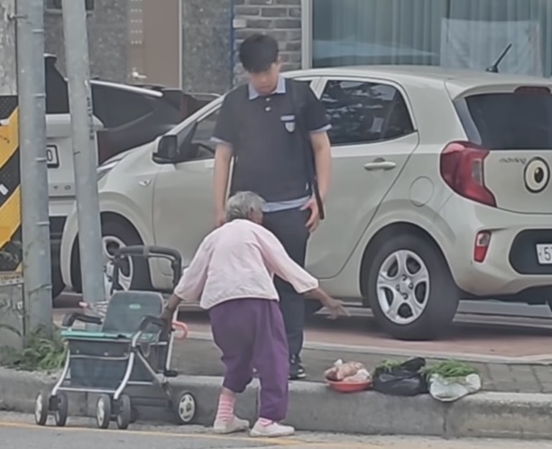 지난 7일 동두천중 남학생이 노점에서 농작물을 파는 할머니와 대화하는 모습. SNS 캡쳐