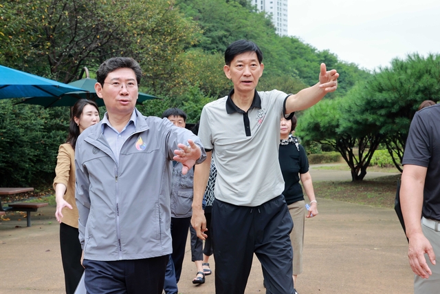 이상일 경기 용인시장이 지난해 9월 13일 용인시 수지구 상현동 ‘광교숲속마을 쉼터’를 방문해 주민의견을 청취하고 있다. 용인시청 제공