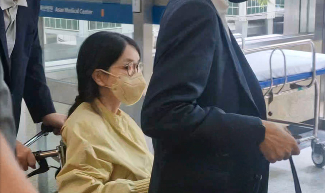 특별검사팀 출범을 앞두고 우울증 등 지병을 이유로 입원했던 김건희 여사가 27일 서울 송파구 서울아산병원에서 윤석열 전 대통령이 미는 휠체어에 탄 채 퇴원하고 있다. SBS·MBC·KBS·YTN·MBN 방송 풀