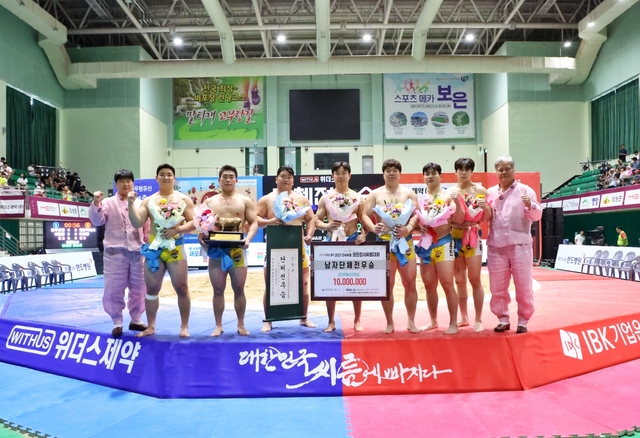 울산 울주군청 소속 해뜨미 씨름단이 9일 ‘위더스제약 2025 민속씨름 보은장사씨름대회’ 단체전에서 우승한 뒤 기념사진을 찍고 있다. 울주군청 제공