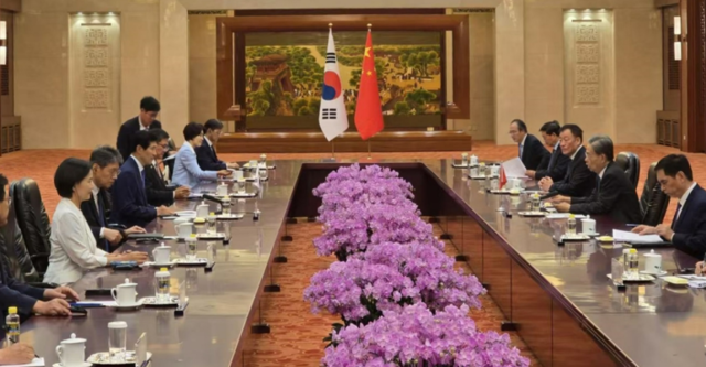이학영 국회 부의장을 대표로 하는 여야 대표단이 10일 베이징 인민대회당에서 자오러지 중국 전국인민대표대회 상무위원장과 회담하고 있다. 베이징특파원단 공동취재