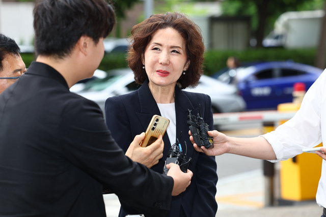 이진숙 사회부총리 겸 교육부 장관 후보자가 지난달 30일 서울 여의도 한국교육시설안전원에 마련된 인사청문회 준비 사무실로 출근하며 취재진의 질문을 듣고 있다. 연합뉴스