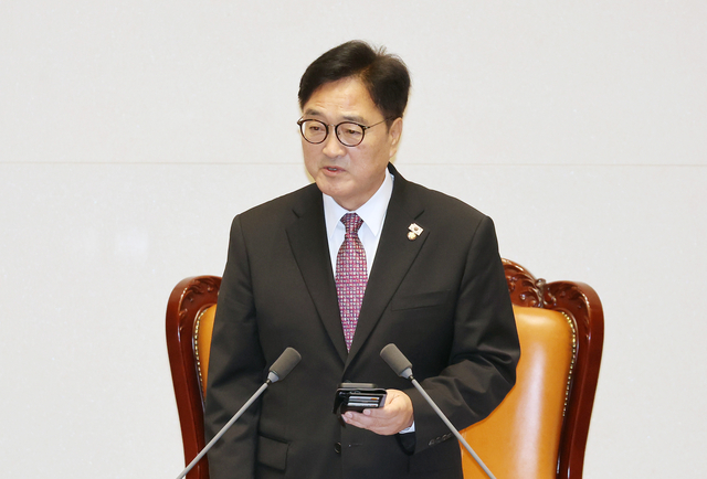 우원식 국회의장이 4일 국회 본회의에서 개의 선언후 발언하고 있다. 연합뉴스