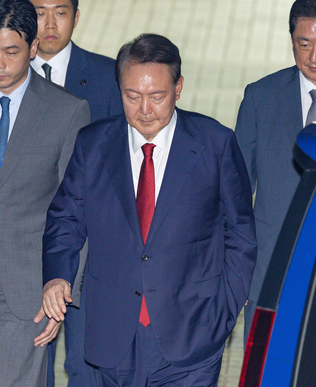 12·3 비상계엄과 관련해 특검의 수사를 받는 윤석열 전 대통령이 9일 서울 서초구 서울중앙지법에서 열린 구속 전 피의자 심문(영장실질심사)이 끝난 뒤 법원을 떠나고 있다. 연합뉴스
