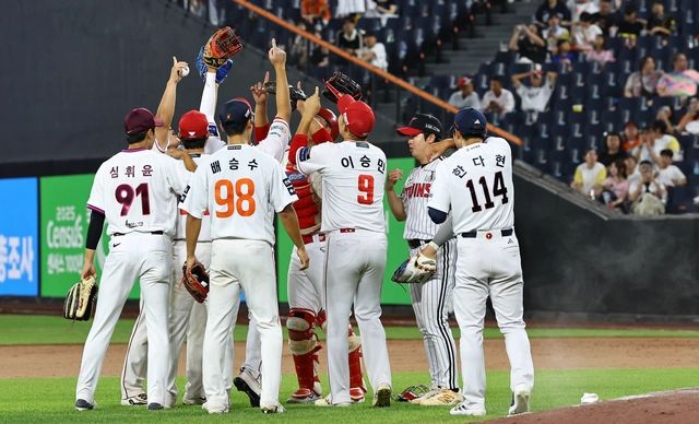 북부리그 선수들이 11일 대전 중구 대전한화생명볼파크에서 열린 2025 KBO 퓨처스 올스타전에서 승리를 거둔 후 기념 세리머리를 펼치고 있다. 뉴시스