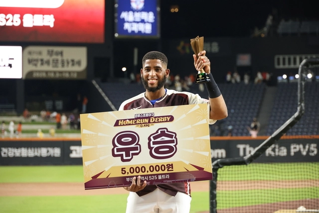 삼성의 르윈 디아즈가 11일 대전한화생명볼파크에서 열린 20225 신한 쏠(SOL) 뱅크 KBO 올스타전 결승에서 우승을 확정한 뒤 활짝 웃고 있다. 연합뉴스
