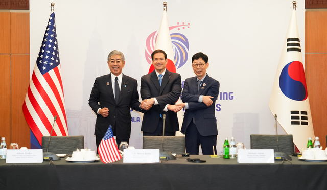 한미일 3국이 말레이시아 쿠알라룸푸르에서 11일 오전 외교장관회의을 개최했다. 사진왼쪽부터 이와야 다케시(岩屋毅) 일본 외무상, 마코 루비오 미국 국무장관, 박윤주 외교부 제1차관이 악수하고 있다. 외교부 제공