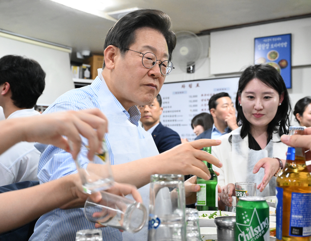 이재명 대통령이 11일 서울 광화문 인근 한식당에서 시민들과 식사하고 있다. ‘민생회복 소비쿠폰’ 지급을 앞두고 내수 경기 활성화를 위해 진행한 행사로 ‘대통령과 외식합니다’ 제목 아래 ‘골목경제 살리는 한 끼!’라는 부제가 붙었다. 연합뉴스