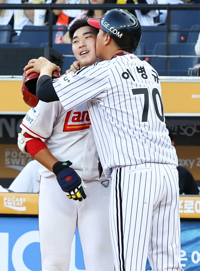 이병규 LG 2군 감독이 11일 대전한화생명볼파크에서 열린 2025 KBO 퓨처스 올스타전에서 아들 이승민(SSG)의 볼에 뽀뽀를 하고 있다. 뉴시스