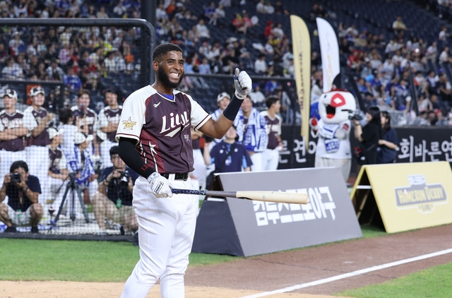 삼성의 르윈 디아즈가 11일 대전한화생명볼파크에서 열린 20225 신한 쏠(SOL) 뱅크 KBO 올스타전 결승에서 우승을 확정한 뒤 활짝 웃고 있다. 삼성 제공