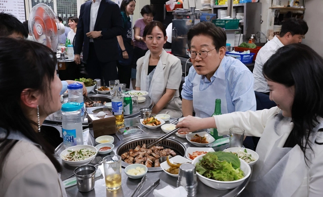 이재명 대통령이 11일 저녁 서울 광화문 인근 한식당에서 시민들과 대화하고 있다.
이 대통령은 식당을 찾기 전 SNS에 식사 계획을 알리며 “민생회복 소비쿠폰 정책이 내수 진작과 지역경제 활성화에 활력을 불어넣길 기대한다”고 밝혔다. 연합뉴스