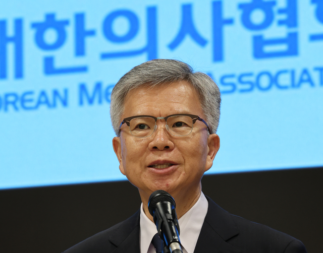지난 3일 서울 용산구 대한의사협회회관에서 김택우 대한의사협회장이 입장문을 발표하고 있다. 연합뉴스