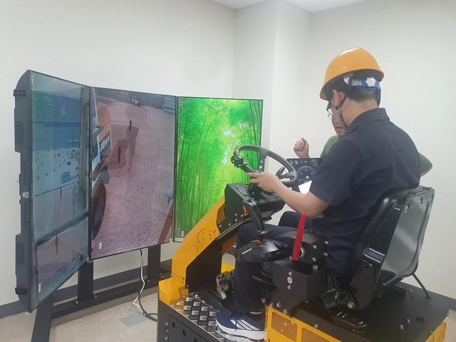 경기남부직능원에서 지난 2일 기자가 자격증 굴삭기 시뮬레이터를 조작해 보고 있다. 정철순
