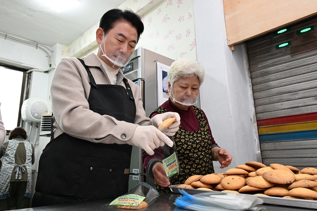김동근 의정부시장이 ‘돌봄 삶의 현장’ 의 일환으로 추진한 민관협력 복지사업 현장을 방문해 일을 돕고 있다. 의정부시 제공