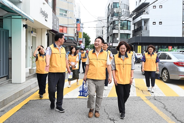 김동근(가운데) 의정부시장과 시민들이 복지사각지대 해소를 위한 대표 사업인 ‘중장년 고독사 예방 수(水)색대’ 활동을 벌이고 있다. 의정부시 제공