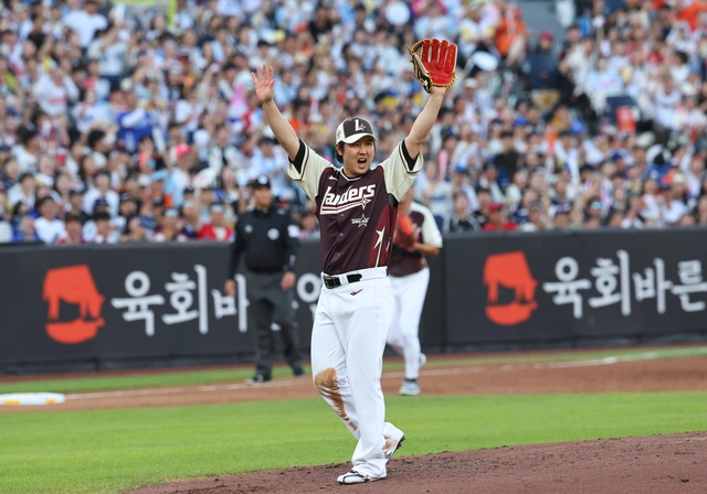 최정이 12일 대전 중구 대전한화생명볼파크에서 열린 2025 KBO리그 올스타전 드림 올스타와 나눔 올스타의 경기에서 2회 말 2사 1,2루에서 이주형을 잡아낸 뒤 기뻐하고 있다. 뉴시스