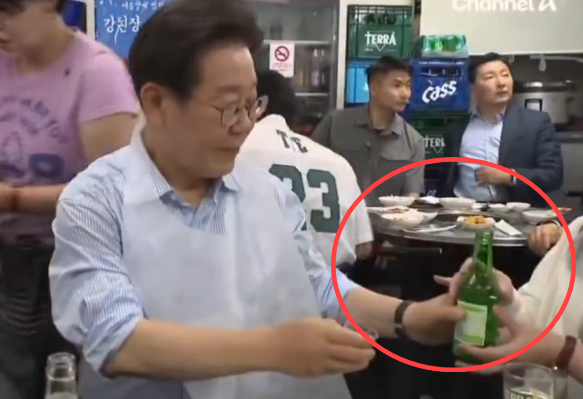 “왜 여성이 술잔을 채우나”…이재명 회식 영상에 분노한 2030女