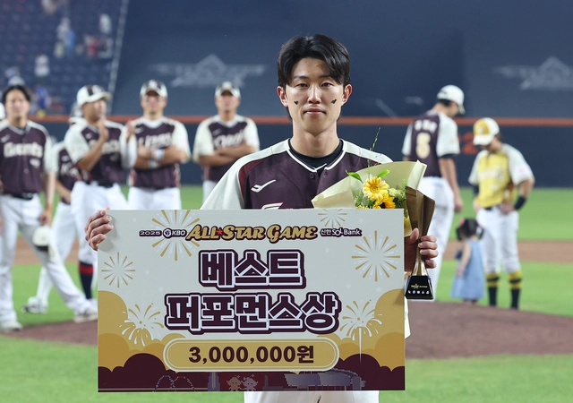 12일 대전 중구 대전한화생명볼파크에서 열린 2025 KBO리그 올스타전 드림 올스타와 나눔 올스타의 경기에서 베스트 퍼포먼스상을 수상한 드림 전민재(롯데)가 기념촬영하고 있다. 뉴시스