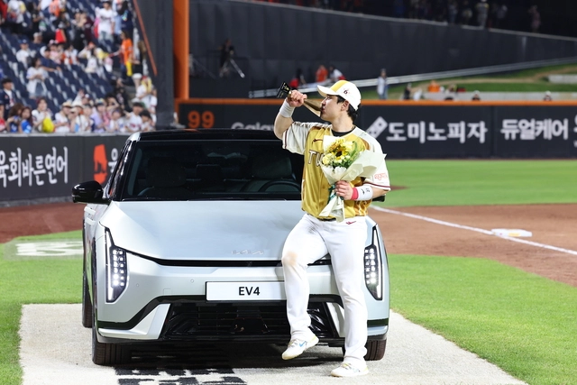 12일 대전 중구 대전한화생명볼파크에서 열린 2025 KBO리그 올스타전에서 MVP를 받은 박동원이 부상으로 EV4를 받고 기념촬영을 하고 있다. 뉴시스