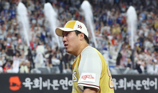김현수가 12일 대전 중구 대전한화생명볼파크에서 열린 2025 KBO리그 올스타전 드림 올스타와 나눔 올스타의 경기에서 7회 초 수비를 마치고 더그아웃으로 들어가고 있다. 뉴시스