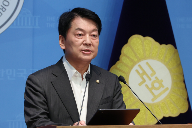 안철수 국민의힘 의원이 지난 7일 서울 영등포구 여의도 국회 소통관에서 당 혁신위원장을 사퇴하고 전당대회 출마 의사를 밝히는 기자회견을 하고 있다. 연합뉴스.