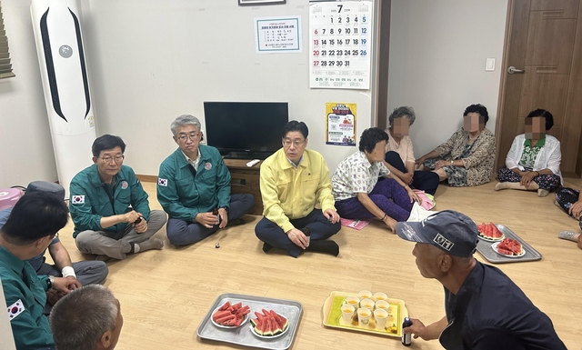 오병권(가운데) 행정안전부 자연재난실장이 12일 충북 충주시 수룡경로당을 찾아 폭염피해 현황을 청취하고, 무더위쉼터 관리실태 점검 및 냉방 운영체계 등 현장점검을 하고 있다. 행정안전부 제공