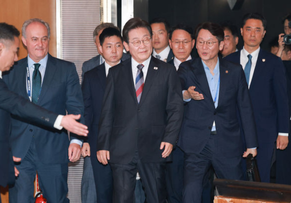 이재명 대통령이 13일 서울 강남구 코엑스에서 열린 2025 세계정치학회(IPSA) 서울총회 개막식에 참석하고 있다. 뉴시스