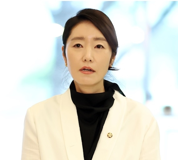 강선우 여성가족부 장관 후보자가 지난달 26일 인사청문회 준비 사무실이 마련된 서울 종로구 이마빌딩으로 들어서며 소감을 밝히고 있다. 연합뉴스