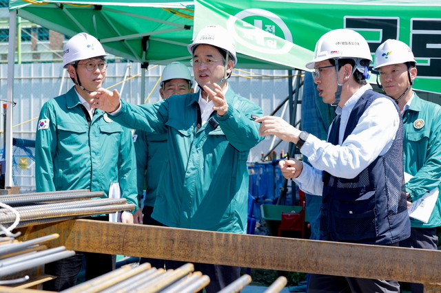 이동환 고양특례시장이 11일 ‘원흥복합문화센터 건립공사 현장’을 찾아 폭염 대비 상황을 점검하고 있다. 고양시 제공