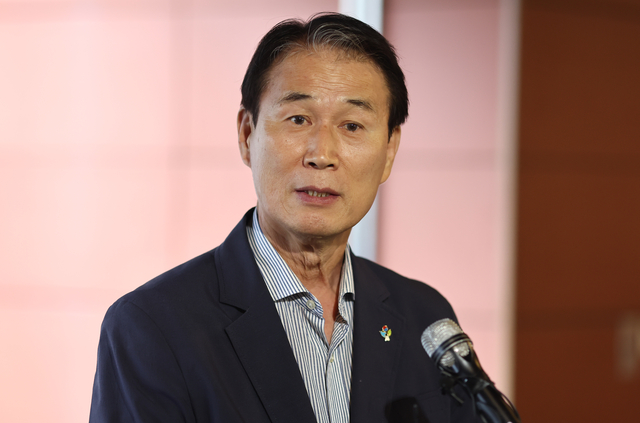 권오을 국가보훈부 장관 후보자가 지난 25일 청문회 준비 사무실이 마련된 서울스퀘어로 출근하며 지명 소감을 밝히고 있다. 연합뉴스
