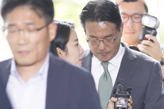 윤석열 정부 외교라인 핵심 인사인 김태효 전 국가안보실 1차장이 11일 피의자 신분으로 조사를 받기 위해 서울 서초구 순직해병 특검팀 사무실로 들어서고 있다. 연합뉴스