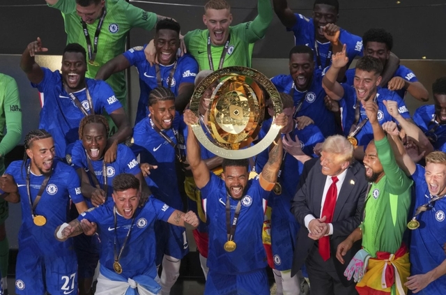 도널드 트럼프 미국 대통령이 13일 2025 국제축구연맹(FIFA)  클럽 월드컵 우승 시상식에서 우승팀인 첼시(잉글랜드) 선수들과 함께 세레머니를 하고 있다. 뉴시스