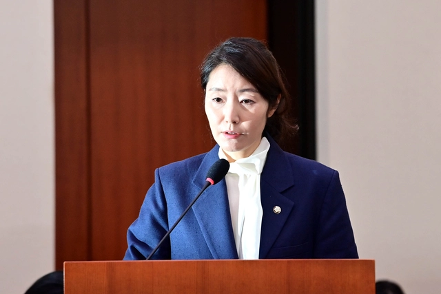 강선우 여성가족부 장관 후보자가 14일 오전 서울 여의도 국회 여성가족위원회에서 열린 인사청문회에서 발언하고 있다. 문호남 기자