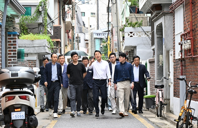 14일 자양4동 재개발 현장을 방문한 오세훈 서울시장이 지역을 둘러보고 있다. 서울시청 제공