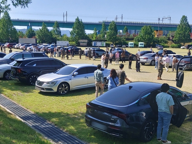 가평군은 관내 군부대인 제3수송교육연대의 교육생 면회장소가 자라섬 주차장으로 변경돼 연간 약 4만 명에 달하는 면회객 유입이 예상된다. 가평군 제공
