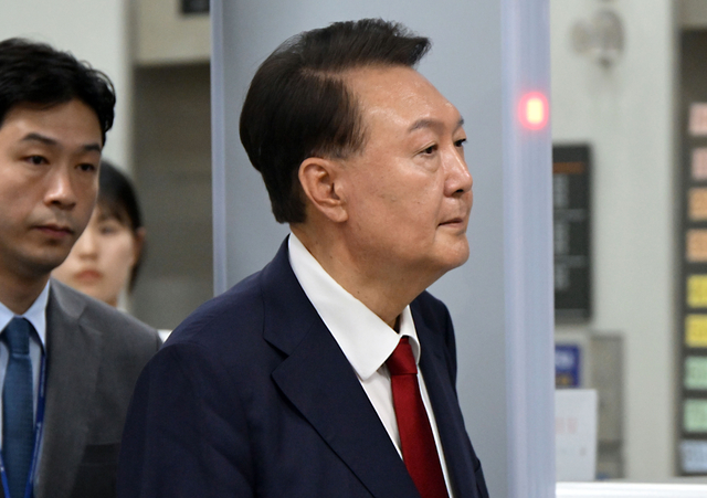 12.3 비상계엄 사태 관련 내란 혐의를 받는 윤석열 전 대통령이 9일 서울 서초구 서울중앙지방법원에서 구속 전 피의자 심문(영장실질심사)을 마치고 법원을 나서고 있다.  연합뉴스
