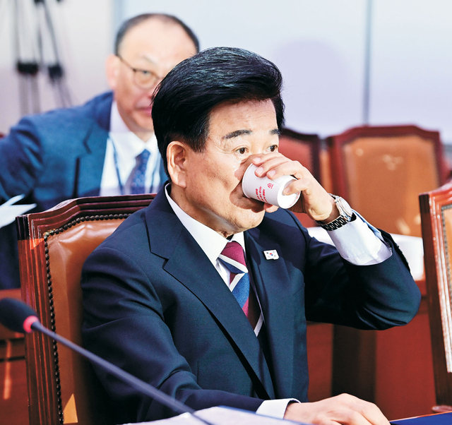 이재명 정부의 초대 내각을 구성할 장관 후보자들에 대한 인사청문회가 14일 본격적으로 시작됐다. 정동영 통일부 장관 후보자가 이날 오전 국회 청문회에 출석해 있다.  문호남 기자