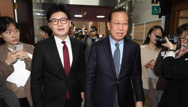 한동훈(왼쪽) 전 국민의힘 대표와 권영세 전 국민의힘 비상대책위원장. 뉴시스